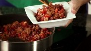 Nakładanie na talerz chili con carne