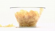Chipsy w szklanej misce