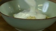 Ugotowana kasza jaglana polana jogurtem