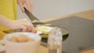 Smażenie tosta z jajkiem