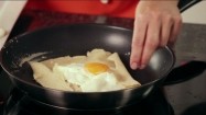 Jajko sadzone na naleśniku - przekładanie na patelnię