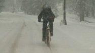Rowerzysta w śnieżny dzień
