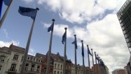 Flagi Unii Europejskiej na masztach przed gmachem Komisji Europejskiej