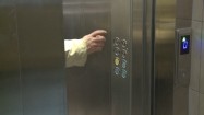 Wciskanie przycisków w windzie