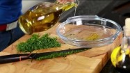 Wlewanie oliwy do żaroodpornego naczynia
