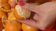 Obieranie mandarynki ze skórki