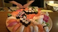 Zwijanie sushi w rolkę