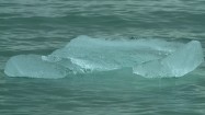 Kawałek lodu dryfujący na morzu
