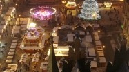 Świąteczny jarmark we Wrocławiu – ujęcia z drona o zmierzchu