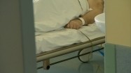 Pacjent na szpitalnym łóżku