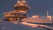 Wysokogórskie Obserwatorium Meteorologiczne na Śnieżce o wschodzie słońca
