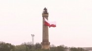 Flaga Polski na latarni morskiej w Świnoujściu