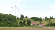 Krajobraz z elektrowniami wiatrowymi w tle