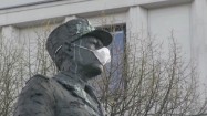 Pomnik Charles’a de Gaulle’a w Warszawie z maską przeciwpyłową