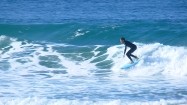 Surfing w słoneczny dzień