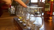 Wlewanie whisky do szklanek
