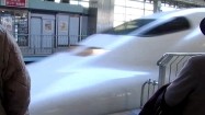 Pociąg Shinkansen wjeżdżający na stację