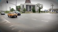 Fiat 125p przejeżdżający obok Świątyni Opatrzności w Warszawie