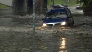 Samochód przejeżdżający pod zalanym wiaduktem