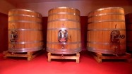 Drewniane tanki fermentacyjne w winnicy