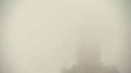 Warszawskie budynki we mgle