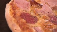 Pizza z szynką, boczkiem i salami