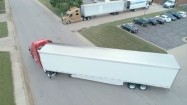 Ciężarówka wyjeżdżająca z parkingu