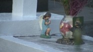 Figurka anioła i wazon na grobie