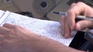 Pilot studiujący mapę lotniczą