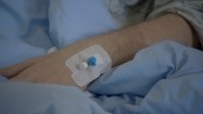 Wenflon wkłuty w rękę pacjenta