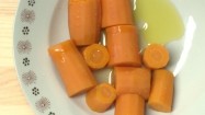 Dodawanie soku z cytryny do marchewki