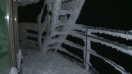 Zamarznięte schody obserwatorium na Śnieżce