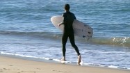 Mężczyzna z deską surfingową