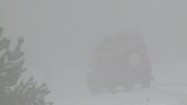 Samochód terenowy we mgle