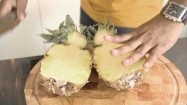 Krojenie ananasa w kostkę