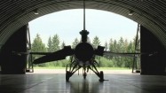 F-16 w hangarze