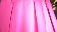 Różowa sukienka wisząca w garderobie