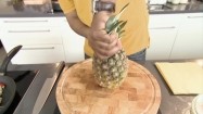 Obieranie i krojenie ananasa