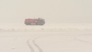 Wóz strażacki w śnieżycy