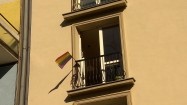 Tęczowa flaga na balkonie