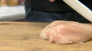 Krojenie piersi z kurczaka