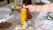 Zapalanie świecy na świątecznym stole