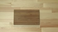Drewniana deska na kuchennym blacie