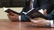 Mormoni czytający Księgę Mormona