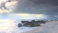 Morskie fale uderzające o kamienie na plaży