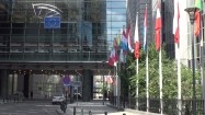 Flagi państw unijnych przed Parlamentem Europejskim