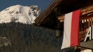 Biało-czerwona flaga we włoskich górach