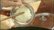 Wrzucanie cebuli do garnka