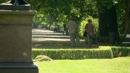 Starsi ludzie spacerujący po parku