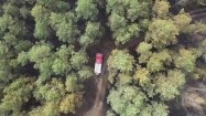 Wóz strażacki w lesie